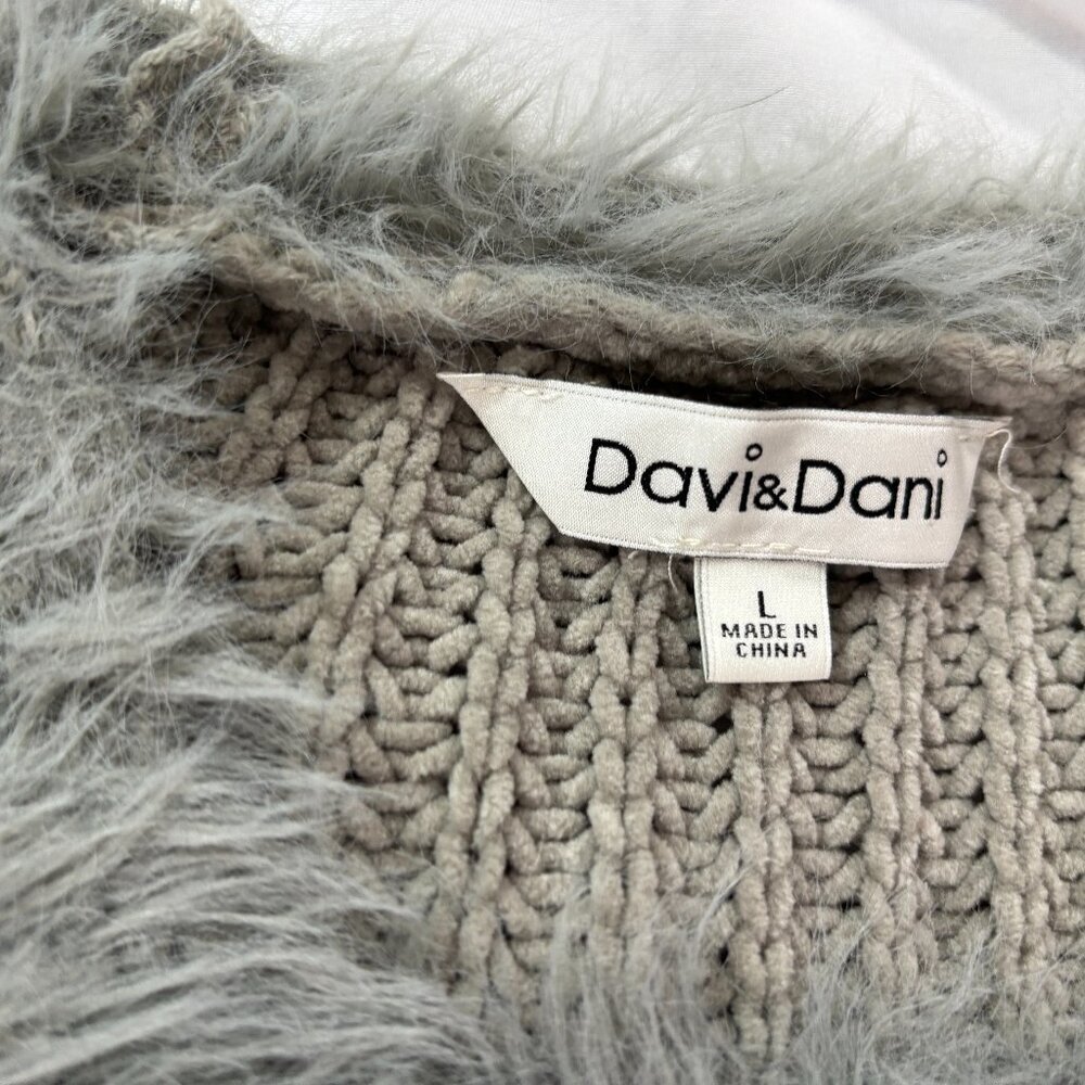 Davi & Dani Fuzzy Open Cardigan          Lot J - Picture 4 of 7
